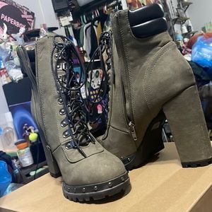 Healed, combat boot green